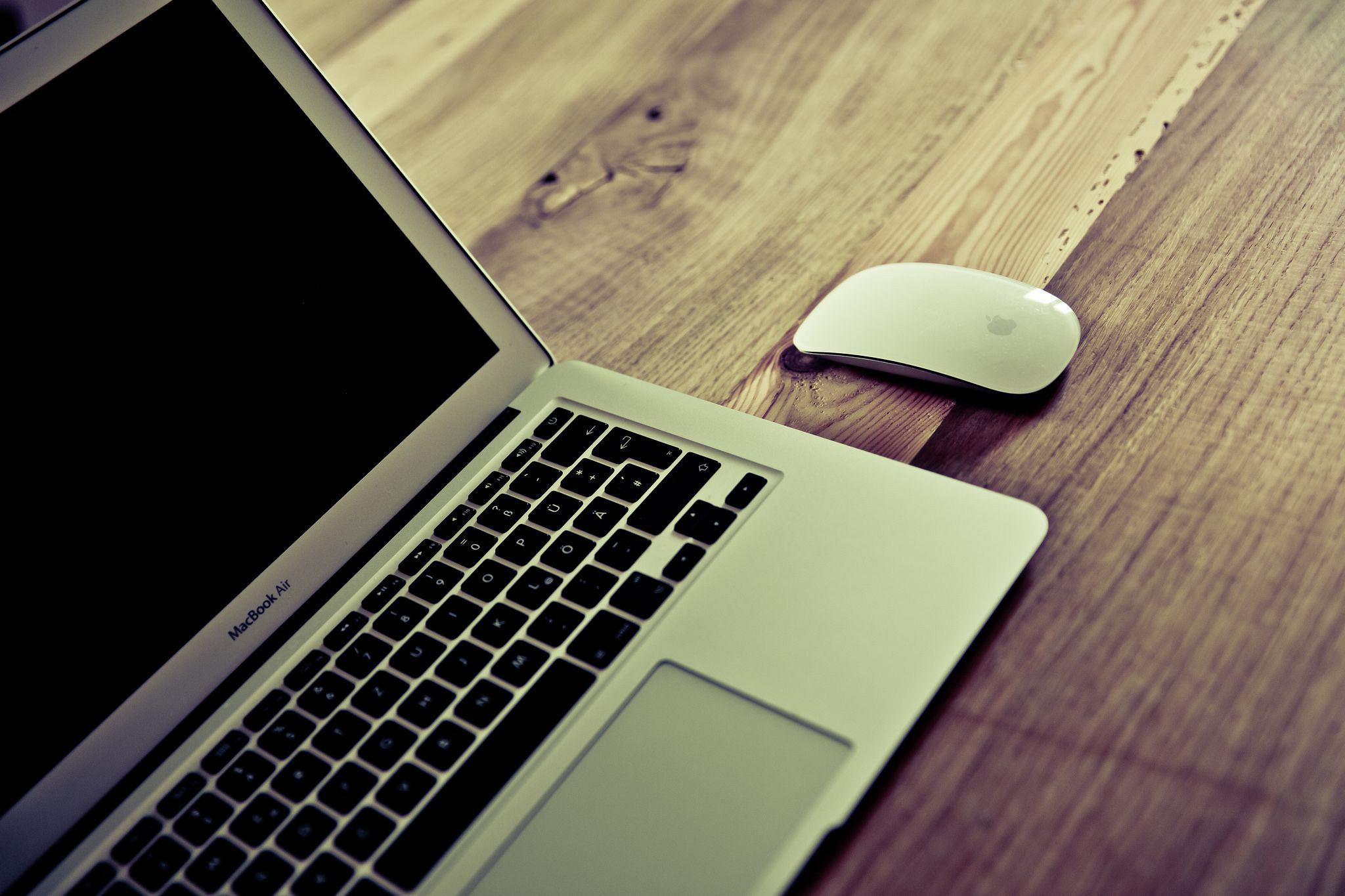 vanilla-wood-table-macbook-mouse